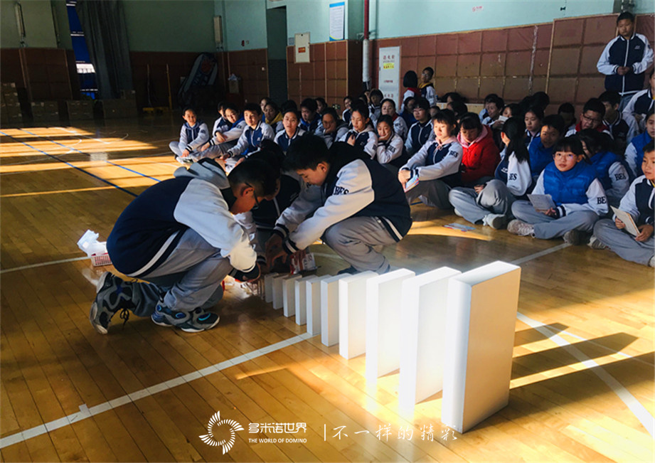 多米诺骨牌传递百年校庆祝福