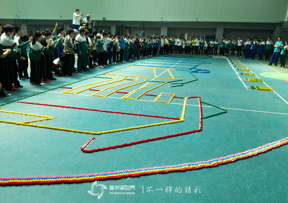 多米诺助力中考同学“勇攀高峰，圆梦景山”   