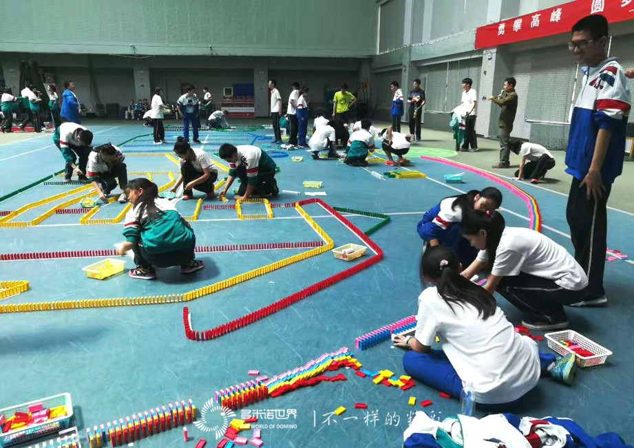 多米诺助力中考同学“勇攀高峰，圆梦景山”   
