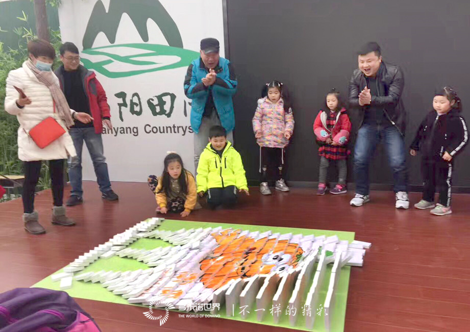 山间田园，有水果有蔬菜还有多米诺