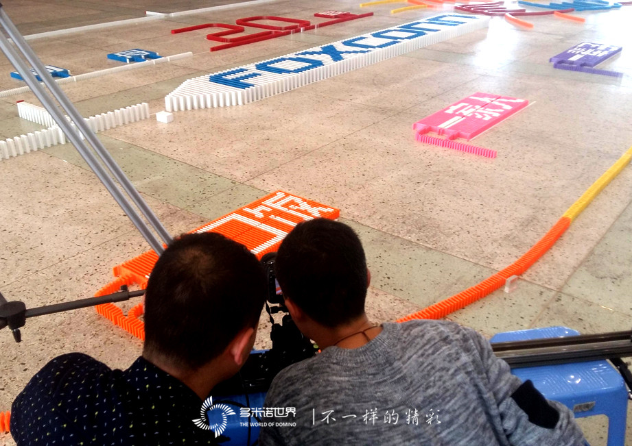 “风雨20载，因你而精彩”多米诺骨牌成主角