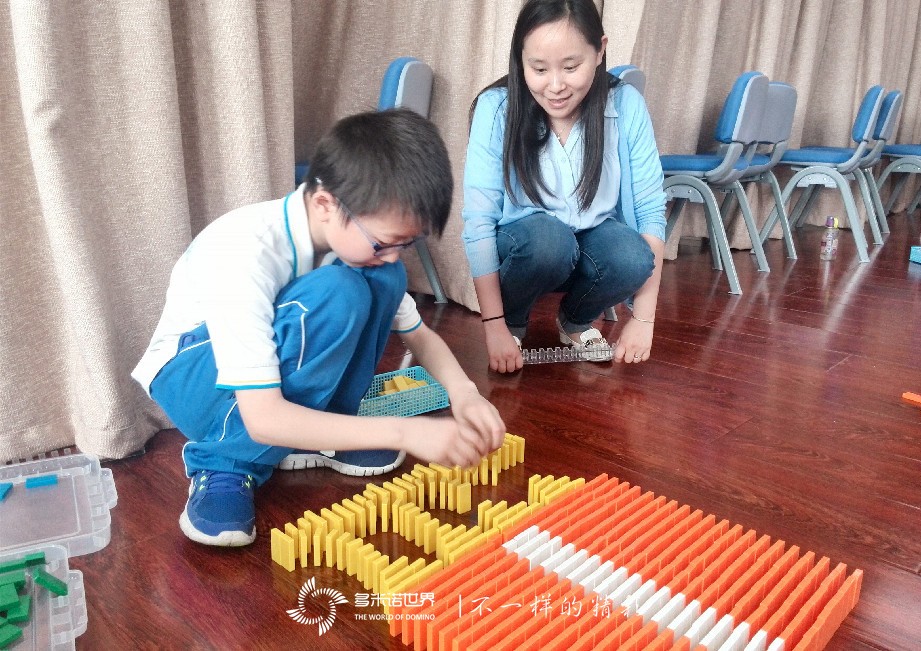 多米诺骨牌走进五一小学